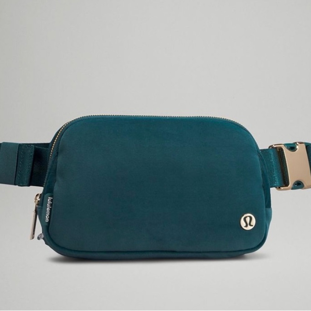 NWT Lululemon Everywhere Belt Bag 1L Velour in Green Jasper